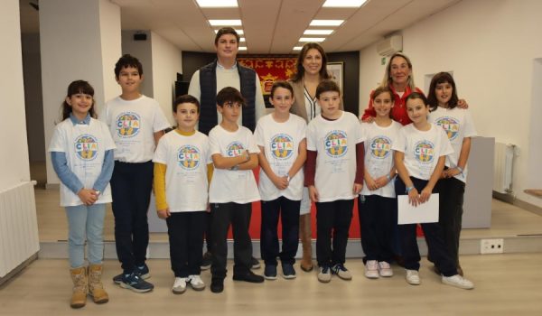 Los miembros del CLÍA junto a la alcaldesa y los delegados de Educación y Juventud