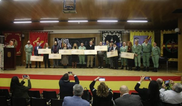 Foto de familia en el acto de entrega de las ayudas