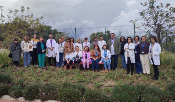 Profesionales sanitarios junto al Banco Rojo del Hospital de Ronda.