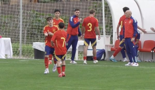 Momento del debut con la Roja de Dani González