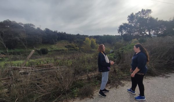 Georgina y Ana junto a una de las zonas donde se ubicará parte del centro de tratamiento de residuos.
