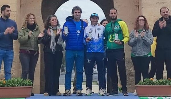 El corredor, con sus gafas de sol en la cabeza, durante la entrega de trofeos.
