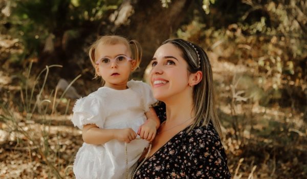 Ángela junto a su madre, Maribel