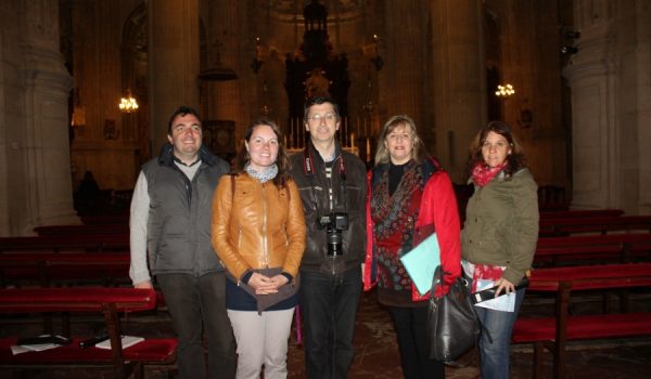 Isabel Barriga, delegada de Turismo, junto al equipo de “Le Figaro”.