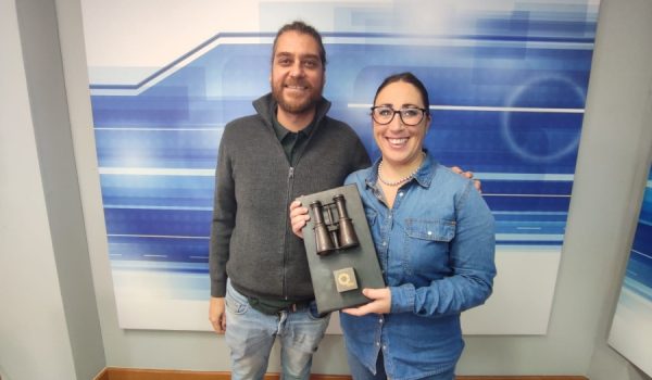 Fernando Girela y Elisabet Moreno con el galardón en el plató de Charry TV.