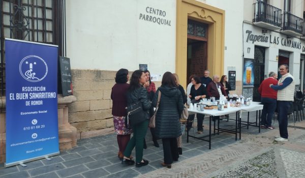 Se encuentran frente al Centro Parroquial.