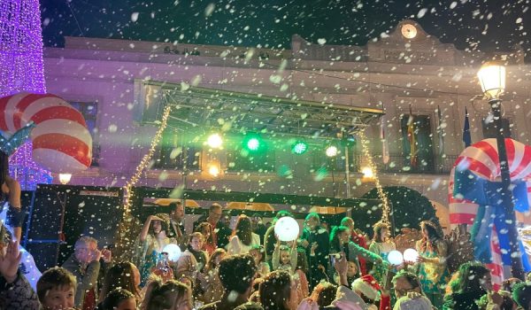 El encendido del alumbrado ha tenido lugar este viernes en la plaza de España.