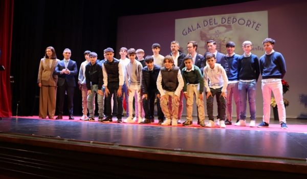 Algunos de los galardonados en el escenario del teatro municipal Vicente Espinel