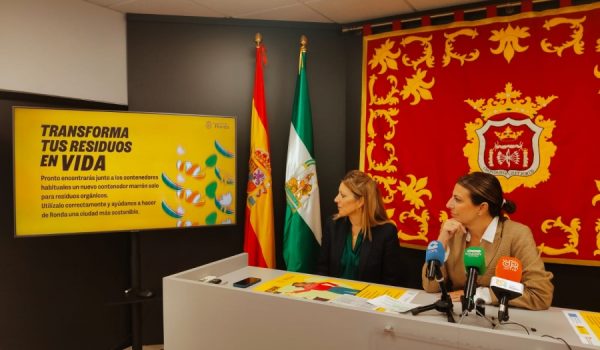 La alcaldesa de Ronda, María de la Paz Fernández, junto a la delegada responsable de SOLIARSA, María del Carmen Martínez