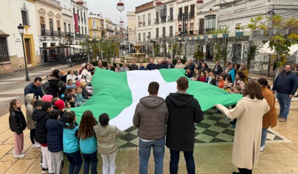 Se ha desplegado una gran bandera, al son del himno