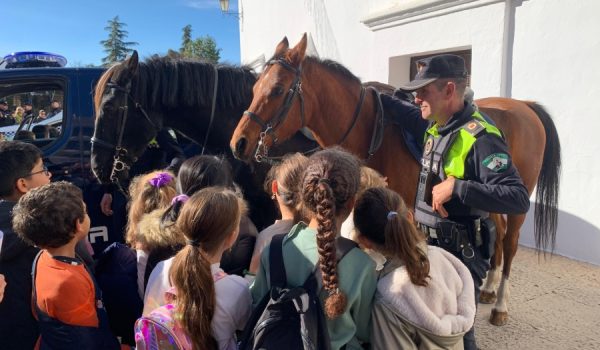 Los niños han podido conocer a los animales que trabajan con los cuerpos de seguridad