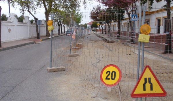 Se ha derrumbado la galería que canalizaba el saneamiento público y de ahí el hundimiento de la calzada.