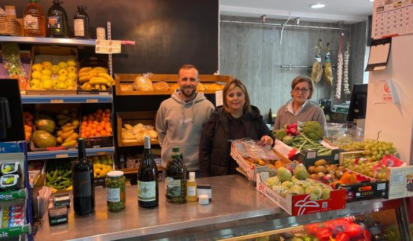 Cati Moreno junto a su hijo y su nuera.