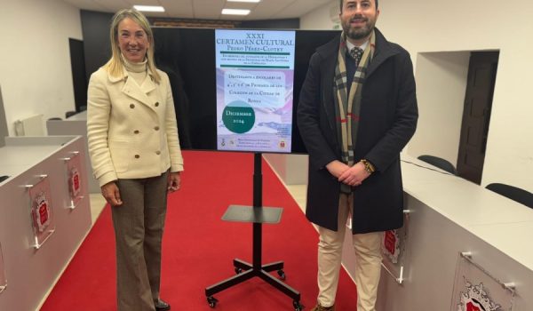 La delegada de Educación, Alicia López, junto al Hermano Mayor de la Hermandad de la Columna, Diego Sánchez