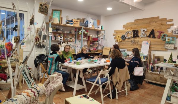 Grupo de alumnas durante una de las clases que se imparten por las tardes.