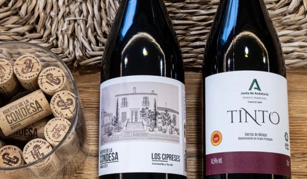 Botella con el logo de la Junta de Andalucía.