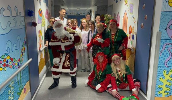 Papá Noel y sus elfos en el área de pediatría