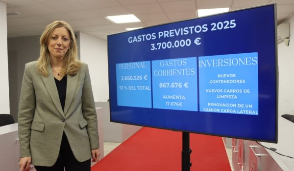 La delegada del área de Limpieza, María del Carmen Martínez, en rueda de prensa