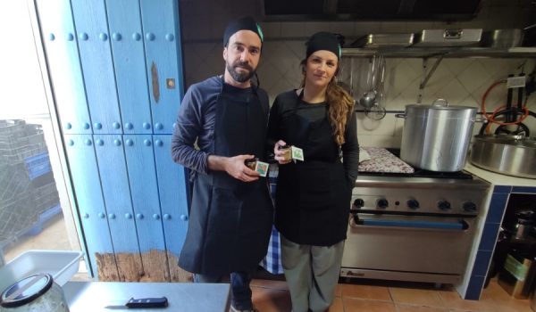 Los responsables de esta pequeña empresa serrana en su obrador situado en Los Prados.