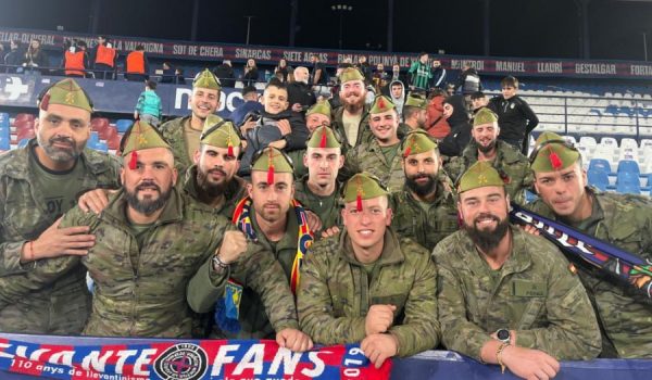 Un grupo de legionarios de Ronda, ayer en el estadio Ciudad de Valencia