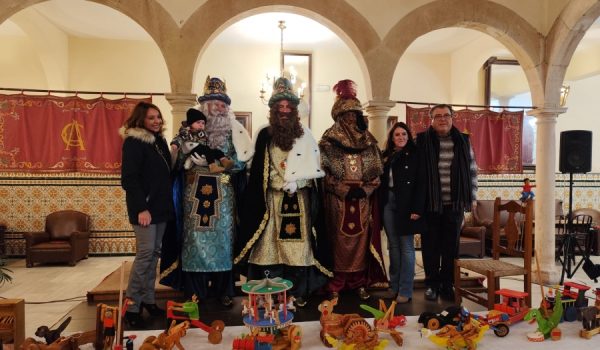 El grupo Entreamigos hizo entrega de juguetes artesanales a Melchor, Gaspar y Baltasar