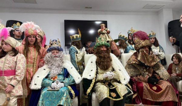 Los Reyes Magos y la Cartera Real, en una de las visitas a asociaciones de esta mañana