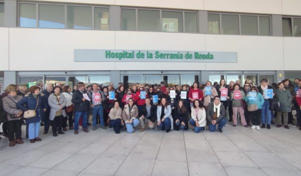 La manifestación se ha desarrollado a mediodía, con la participación de todos los miembros de la corporación municipal.