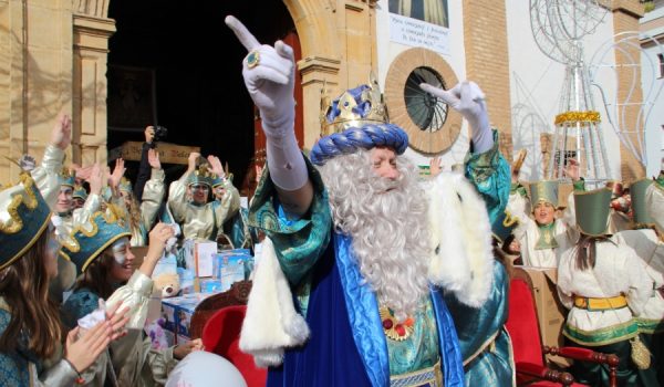 El Rey Melchor tras bajar de la carroza en la plaza de la Merced