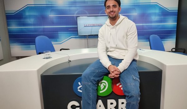 El cantante en el plató de Charry TV.