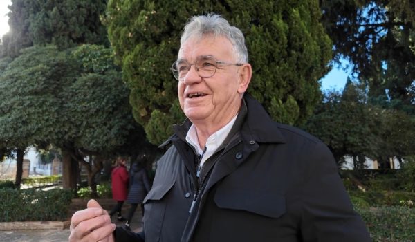 Repasamos su trayectoria profesional en la plaza Duquesa de Parcent.