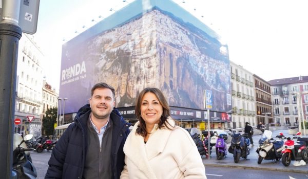 La alcaldesa de Ronda junto al delegado de Turismo en la plaza de Santo Domingo