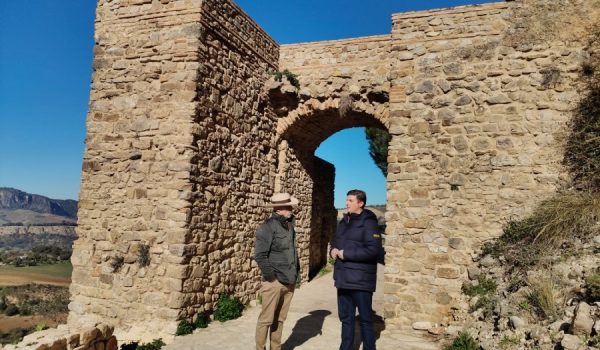 Peralta y Fernández junto a la Puerta del Viento