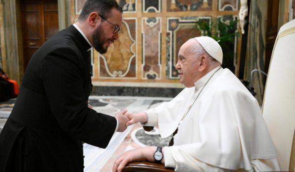 Aguilera junto al Santo Padre.