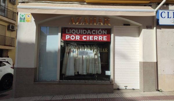 Uno de los comercios más antiguos de la calle de La Bola ha rebajado sus precios para liquidar el stock por cierre.