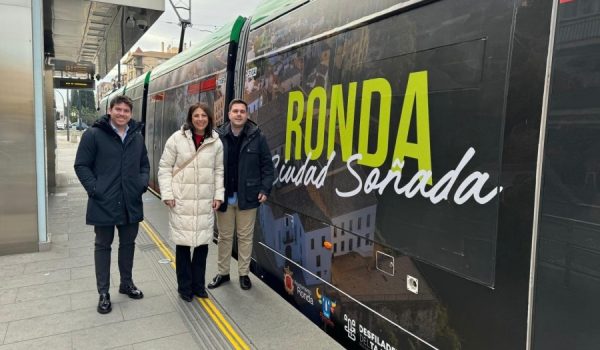 Javier Criado, María de la Paz Fernández y Ángel Martínez junto a uno de los vagones que forman parte de la iniciativa