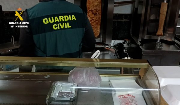 La organización se encontraba liderada por tres individuos de origen pakistaní, propietarios de las empresas y establecimientos, que dirigían y organizaban el entramado.