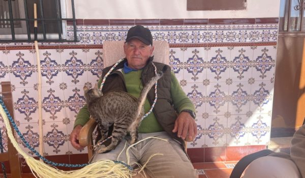 Dicen los vecinos que es el abuelo de los niños y una de las personas que mejor conoce este entorno rural.