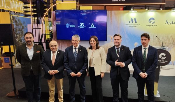 Parte de la delegación rondeña, junto al presidente de la Diputación de Málaga, Francisco Salado
