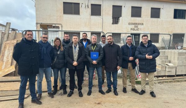 La rueda de prensa ha tenido lugar en la puerta de las instalaciones