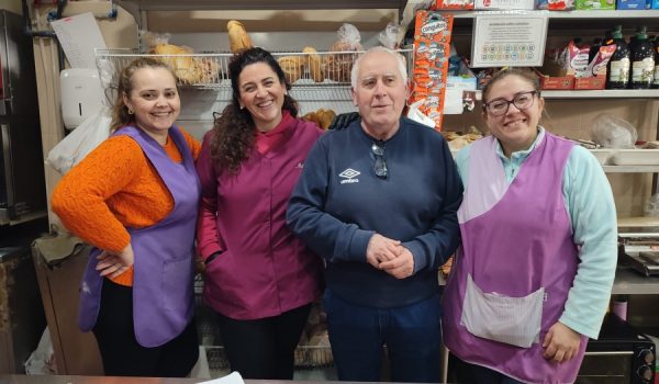 Antonio junto a sus hijas tras el mostrador de este establecimiento ubicado en la calle Setenil.