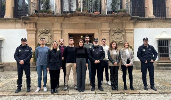 Foto de familia con los nuevos agentes en la puerta del Ayuntamiento