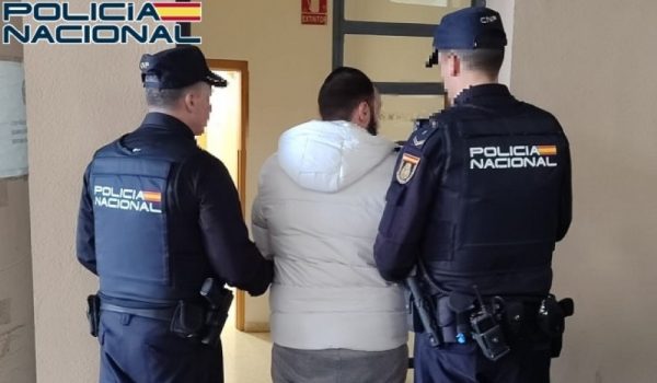 El detenido es tío del menor y hay otras cinco personas investigadas por delitos de lesiones leves y amenazas.