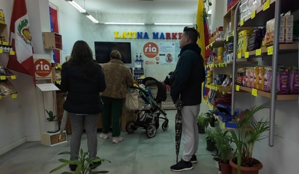 El local abre todos los días y cuenta con un servicio money transfer.