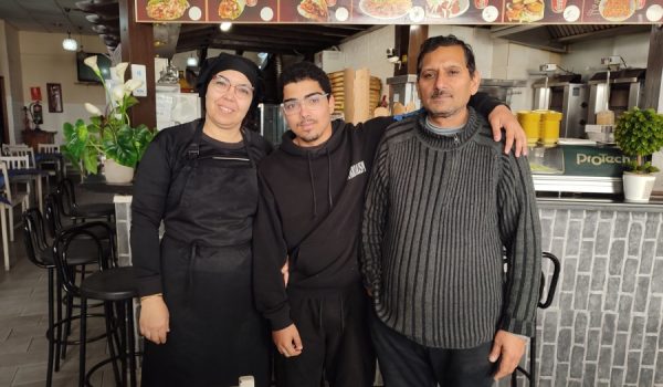Mina y su marido junto a su hijo en el local situado en la calle Madereros.