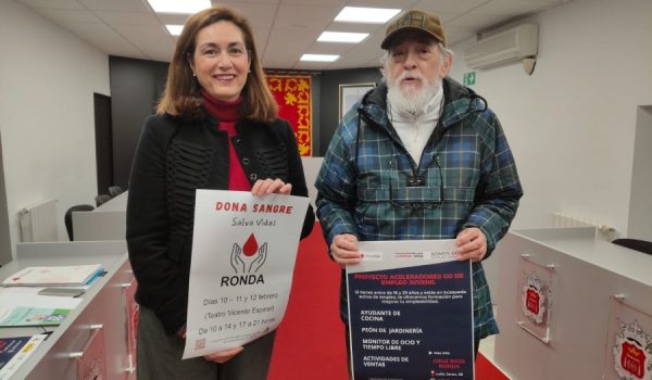 La delegada de Asuntos Sociales, Cristina Durán, y el presidente de la Asamblea local de Cruz Roja, Antonio Lasanta
