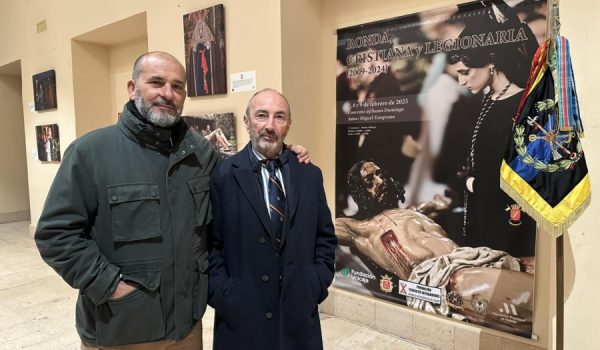 El autor de la exposición, junto al coronel Díaz, presidente de la Fundación Tercio de Extranjeros