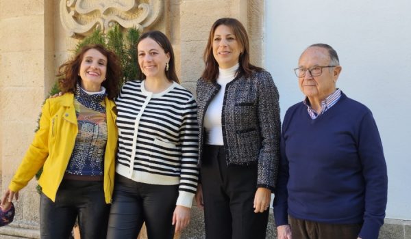 Mirasol Pérez, María Villalón y Francisco Jiménez, junto a la alcaldesa, María de la Paz Fernández
