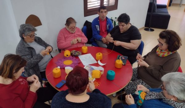 Actualmente los alrededor de 20 participantes están trabajando en la confección de un gran toldo de crochet