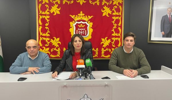 La alcaldesa junto a los delegados de Urbanismo y Medio Ambiente