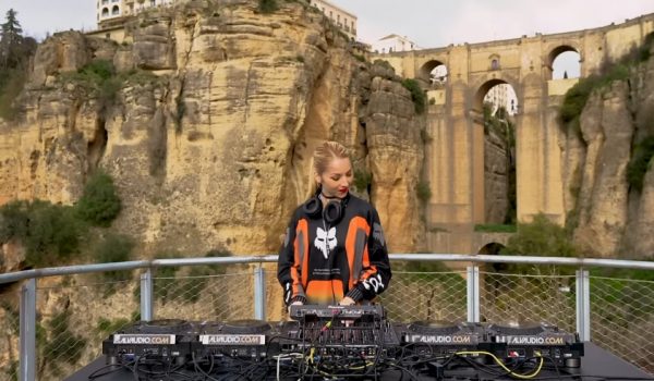 Viviana Casanova frente al Puente Nuevo